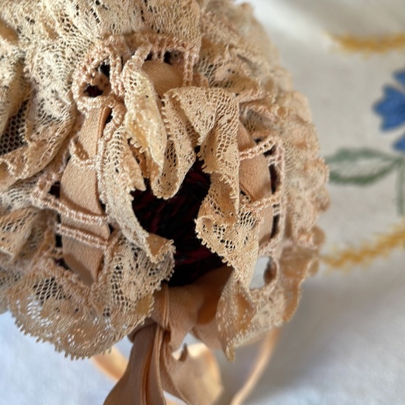 Antique lace and ribbon christening bonnet, ribbon ties under chin and in back - Picture 10 of 11